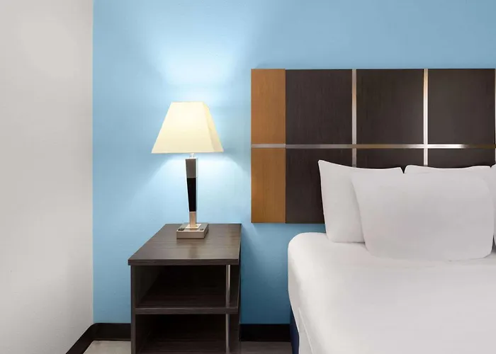 Days Inn & Suites By Wyndham Lubbock Medical Center