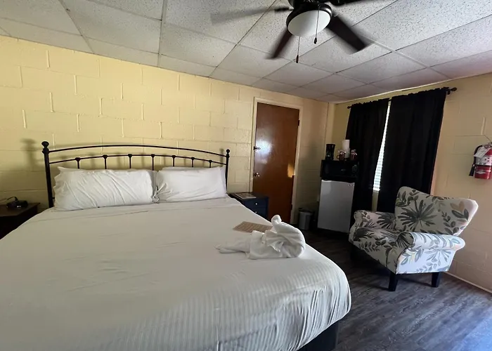 Joplin Inn King Guest Room