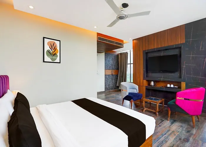 Hotel Le Grand Near Igi Airport