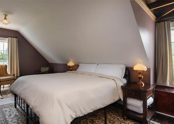 The Nuwray Hotel & Carriage House
