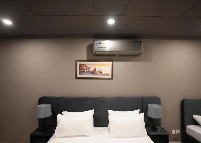Hotel Crossroads