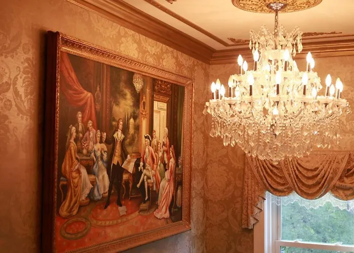 Chateau Connellsville Victorian Era Suite