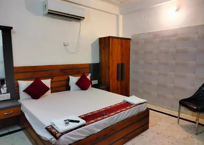 Goroomgo Hotel Nirmala Palace Ayodhya Near Shri Ram Janmabhoomi And Hanuman Garhi - Railway Station - Restaurant & Parking Facilities - Prime Location With Luxury And Spacious Room - Book Now
