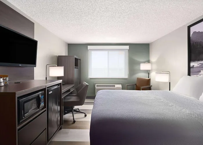 Super 8 By Wyndham Conrad