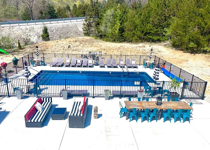 Modern Deluxe Suite For 10 With Pool