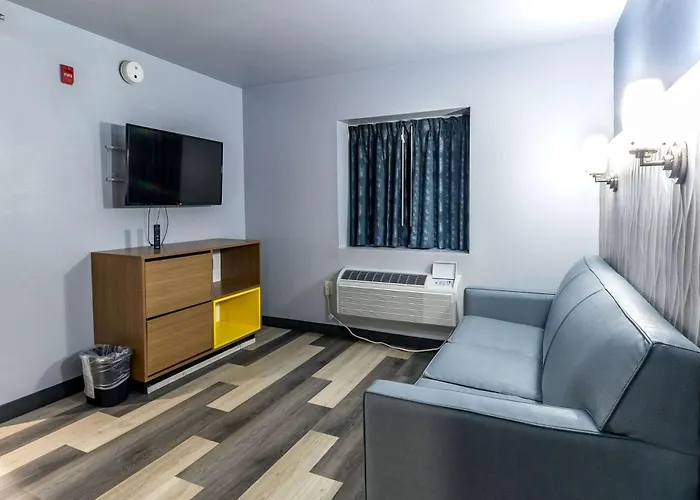 Days Inn & Suites By Wyndham Milwaukee