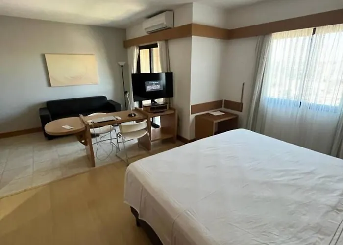 Flat 604 Araucaria Plaza