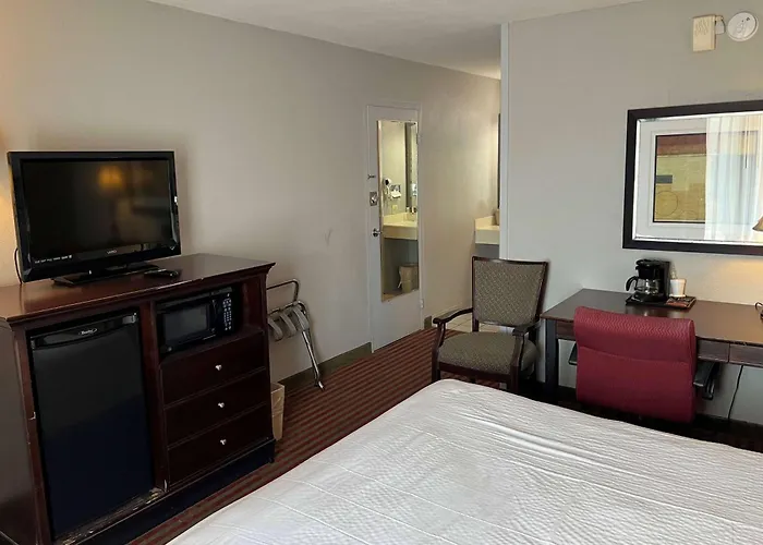 Days Inn By Wyndham Pittsburg Ks