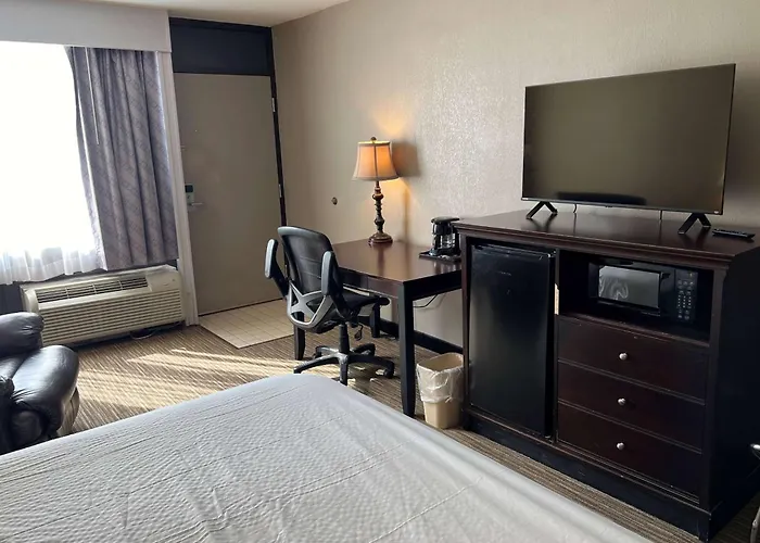 Days Inn By Wyndham Pittsburg Ks