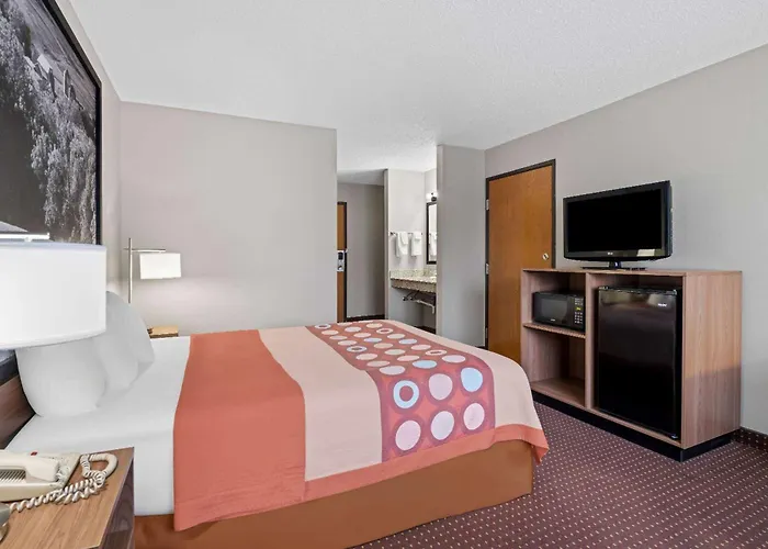 Super 8 By Wyndham Waverly