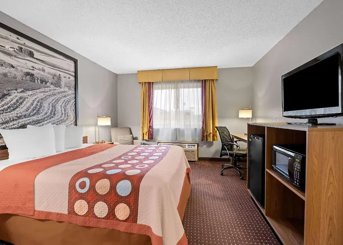 Super 8 By Wyndham Waverly