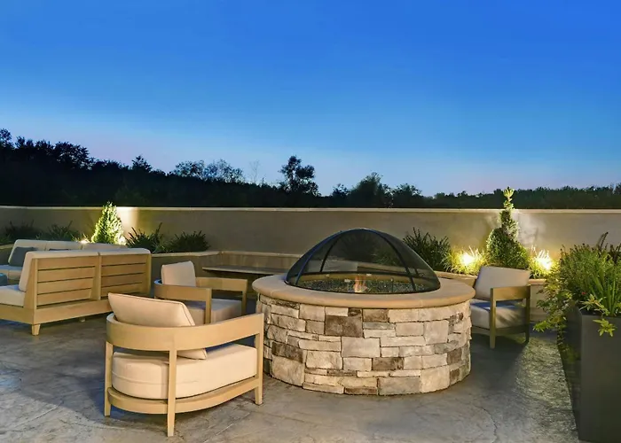 Courtyard By Marriott Hamilton