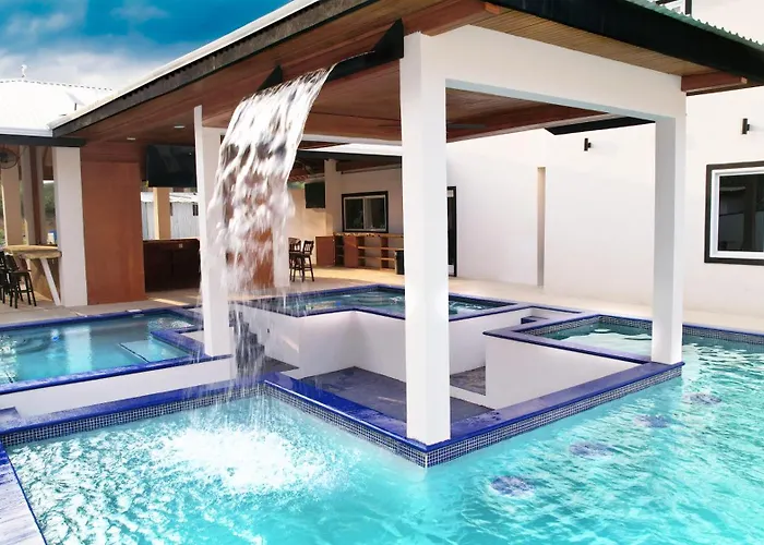 Chelle'S Suites And Restaurant