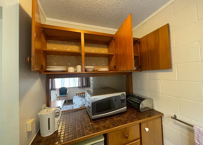 Browns Bay Olive Tree - Pet Friendly Family Apartment