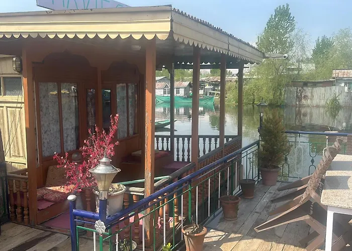 Movie Land Group Of House Boats