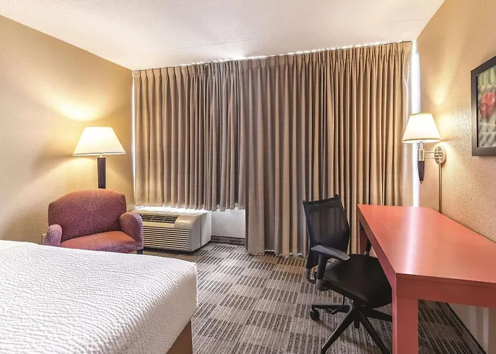 Ramada Inn By Wyndham Fairfield Nj