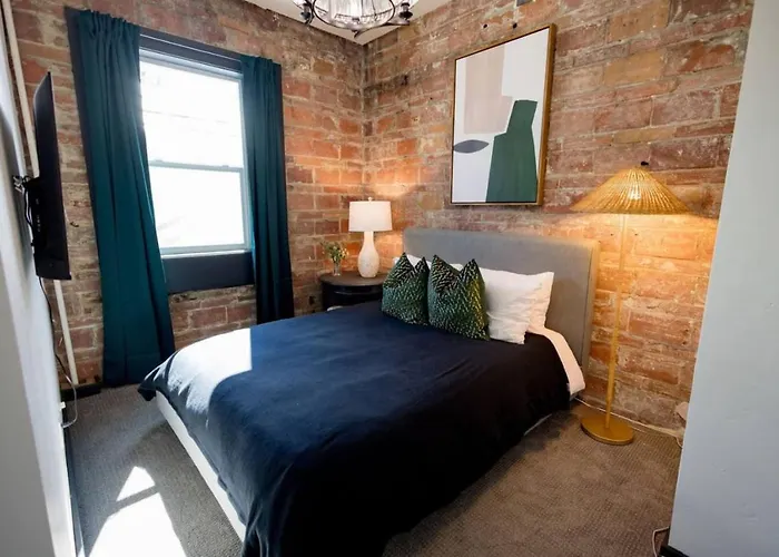 Speakeasy Queen Suite