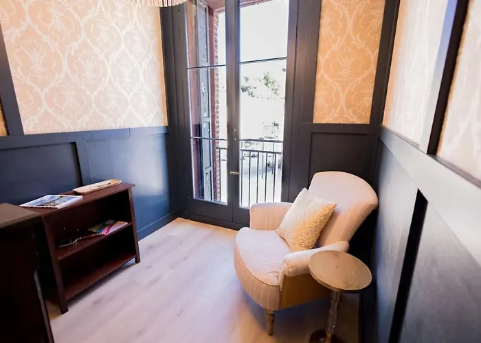Speakeasy Suites Sleeps 18