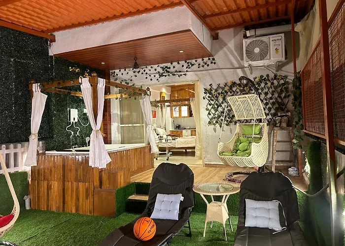 Jacuzzi Hut Staycation