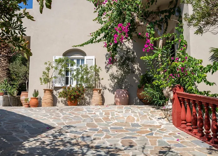 Cavos Bay Hotel & Studios