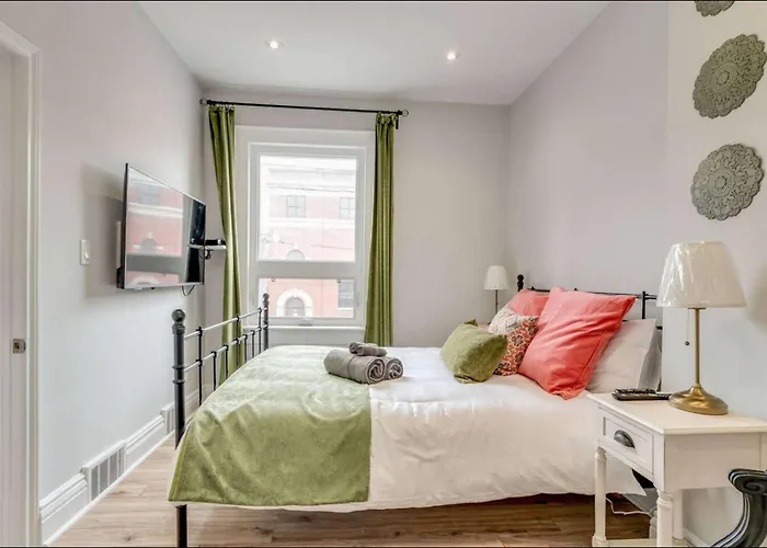 Casa Queen Hotel Cozy Fireplace Suite Leslieville