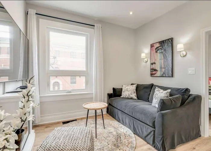 Casa Queen Hotel Cozy Fireplace Suite Leslieville