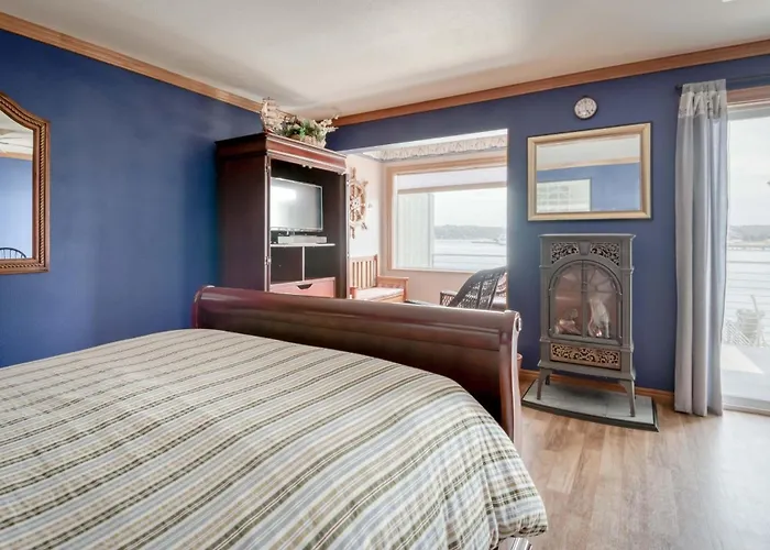 Captains Quarters - Anchor Pier Lodge