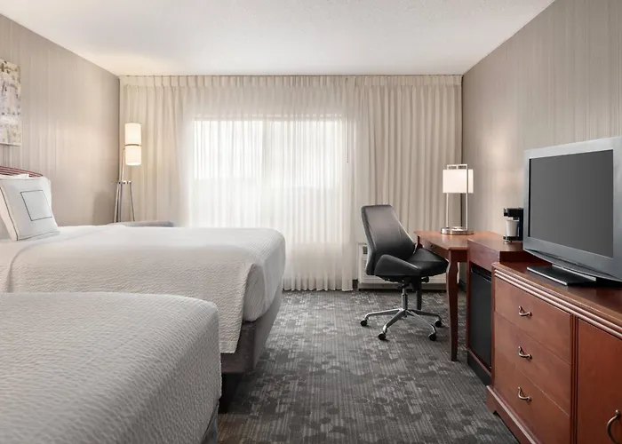 Courtyard By Marriott Chicago Bloomingdale