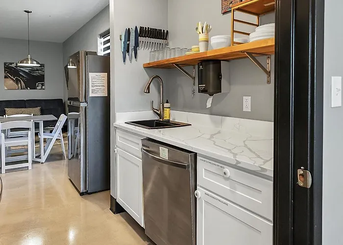 Modern Deluxe Suite For 10 With Pool