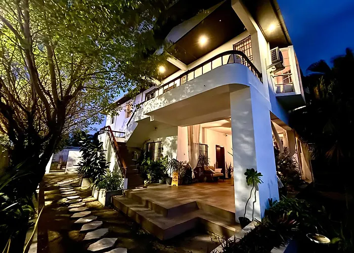 Stylish Apartments - Free Bikes, Nice Area & Cozy Patio, 10 Minutes To Airport