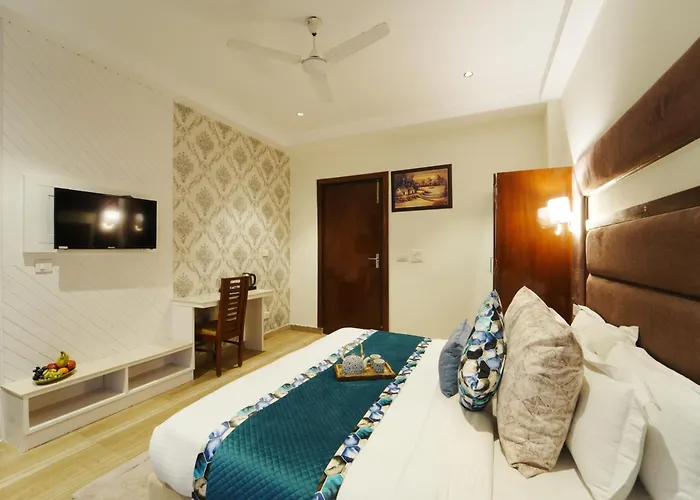 Hotel Kasauli View !! Balcony Rooms ! Terrace ! Restaurant ! Main Highway ! Garden !!