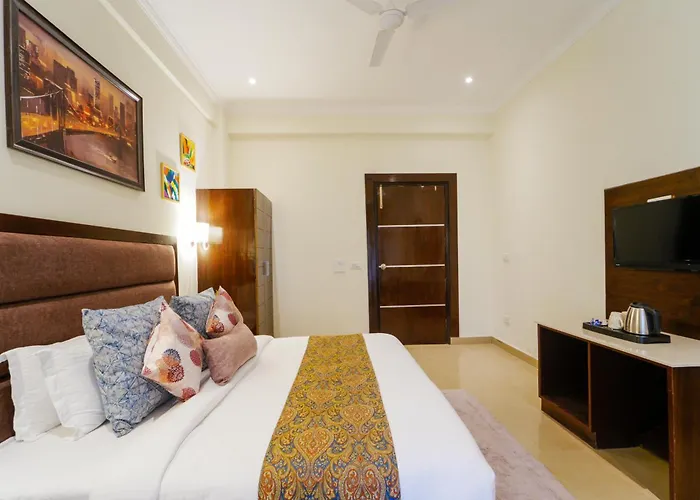 Hotel Kasauli View !! Balcony Rooms ! Terrace ! Restaurant ! Main Highway ! Garden !!