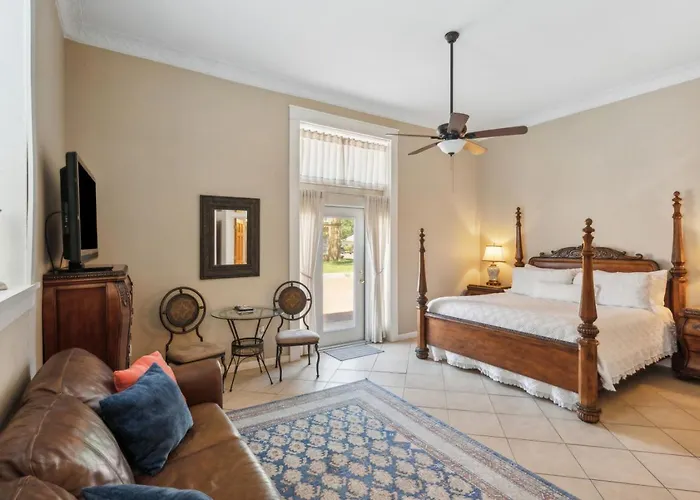 The Justin Room At The Eastland Historic Hotel