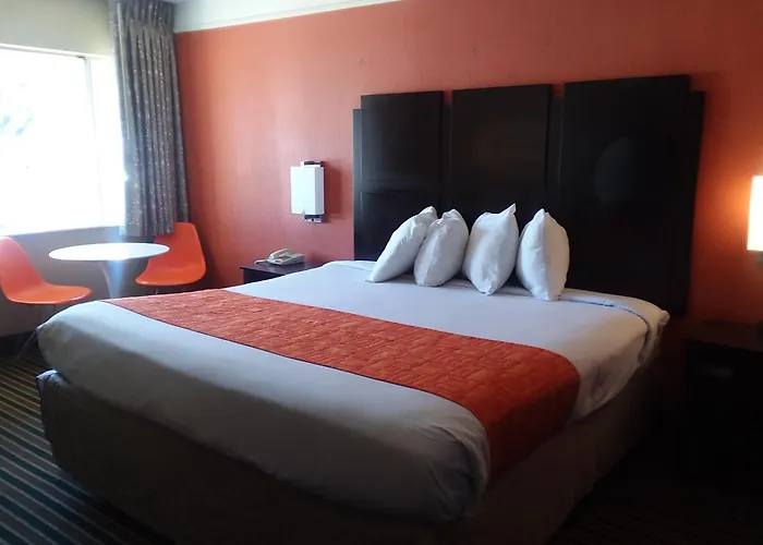 Howard Johnson By Wyndham Historic Lake Charles
