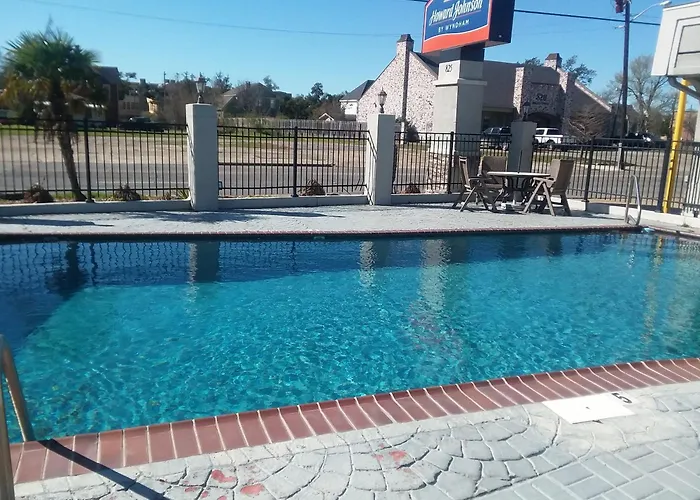 Howard Johnson By Wyndham Historic Lake Charles