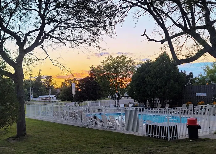 Captain'S Inn And Suites