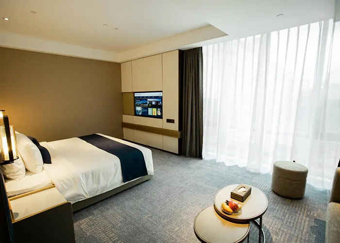 Golden Tulip Jinzhou Central Street