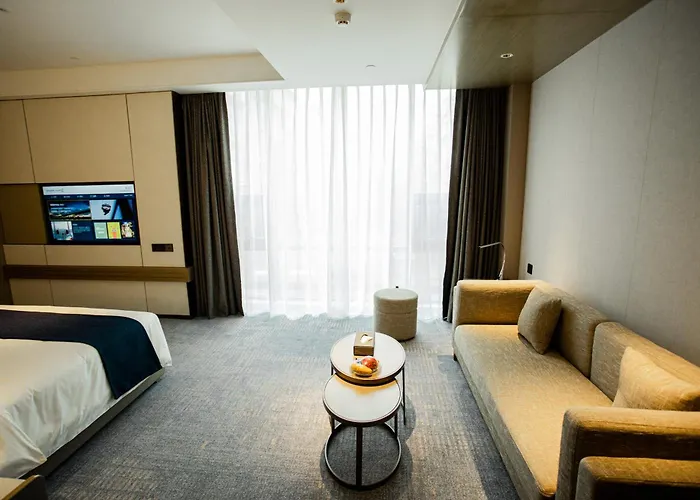 Golden Tulip Jinzhou Central Street