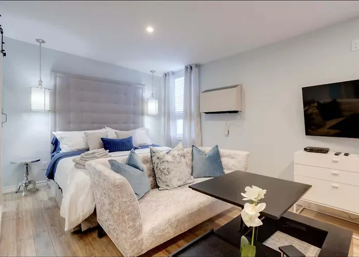 Casa Queen Hotel Leslieville Stylish Suite W Patio