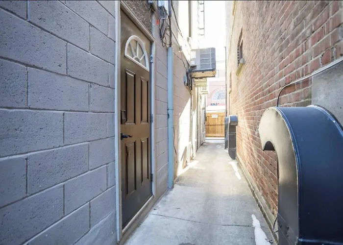 Casa Queen Hotel Leslieville Stylish Suite W Patio