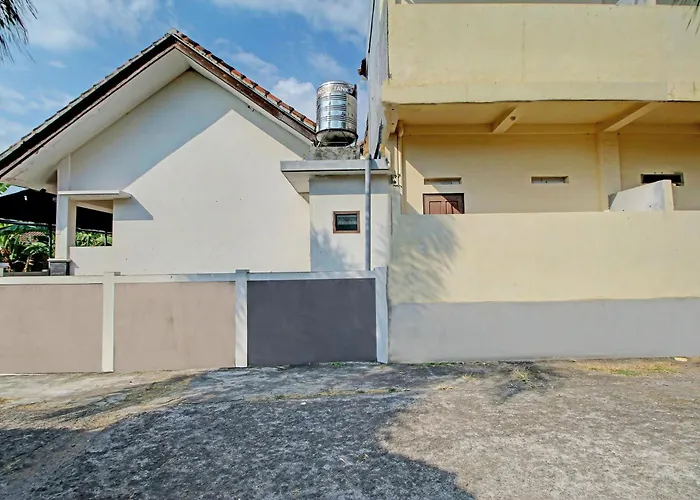 Oyo Life 92954 Shanti Kost