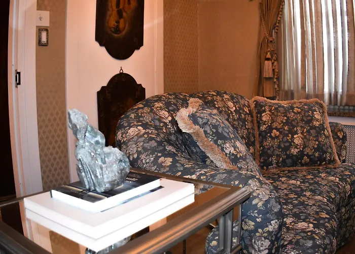 Chateau Connellsville Victorian Era Suite