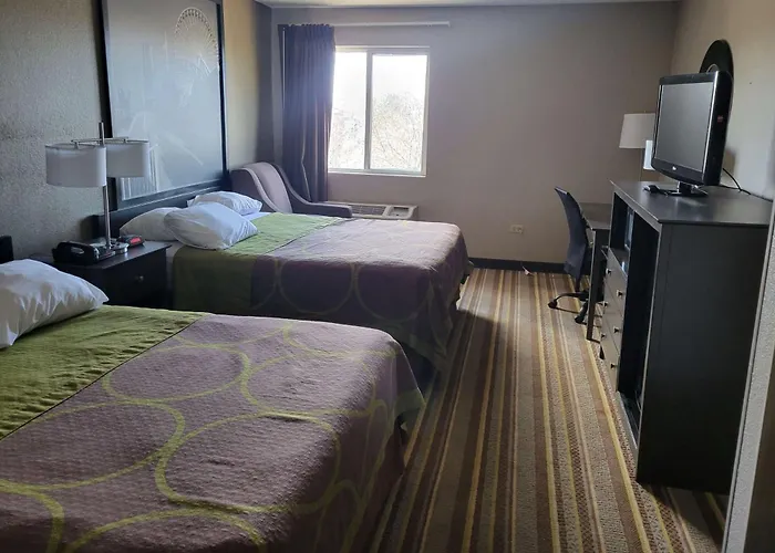Super 8 By Wyndham Aurora/Naperville Area