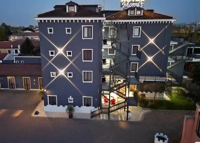 Momi'S Hotel