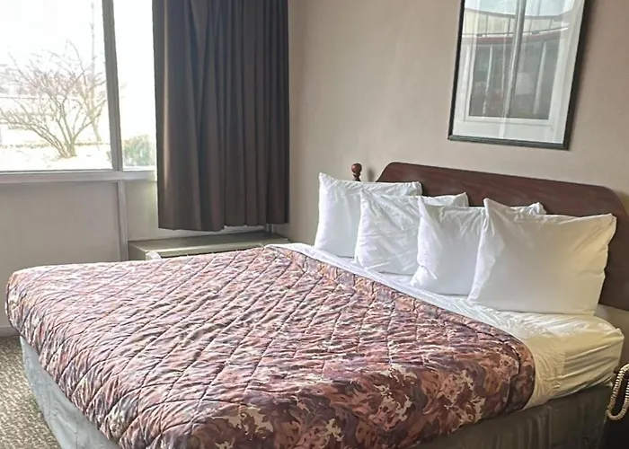 Napoleon Inn And Suites