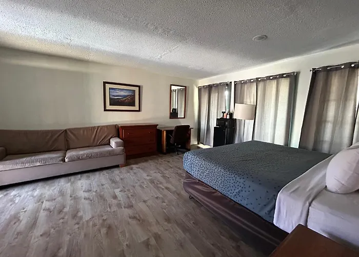 Econo Lodge Inn & Suites On The River