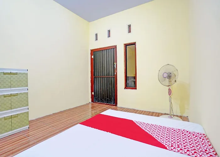 Oyo Life 92920 Rumah Kost Azca