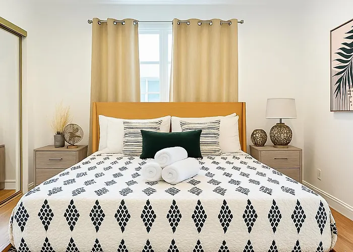 Comfy 2-Bedroom Home In Hollywood