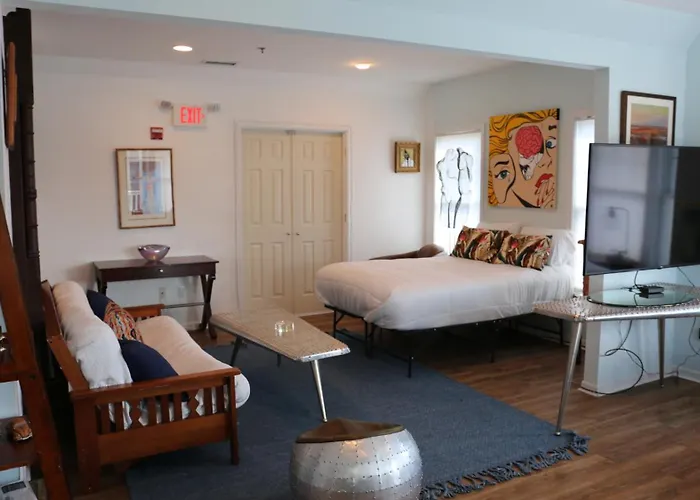 Tavern On The Bay Hotel - Frank Sinatra Suite