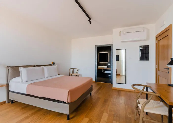 Glass House - Smart Rooms & Parking